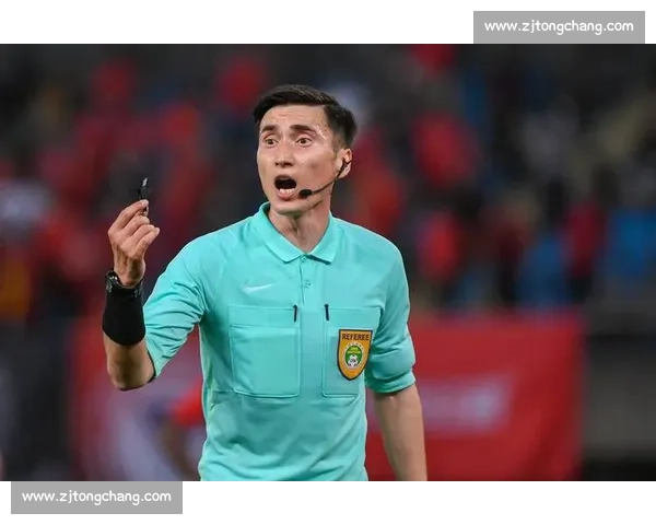 马宁世俱杯强硬执法：阻止违规换人引发教练组围堵